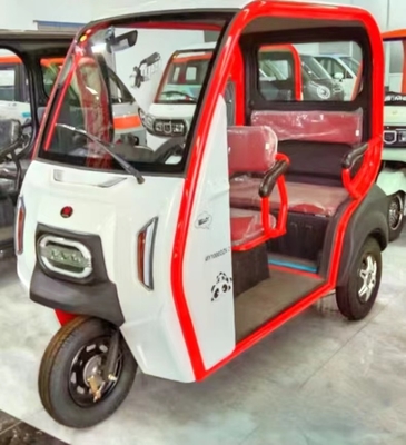 Triciclo eléctrico de potencia con velocidad máxima de 50-70Km/h y diseño cerrado con tripulación semi-cerrado